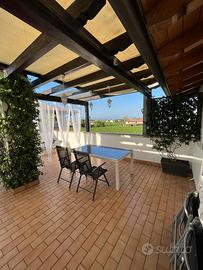 Attico con terrazza privata e piscina condominiale