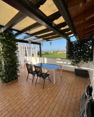 Attico con terrazza privata e piscina condominiale