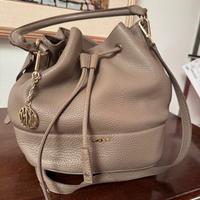 Borsa in pelle a secchiello DKNY