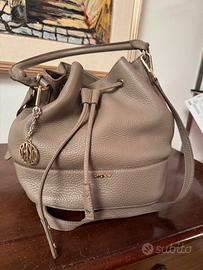 Borsa in pelle a secchiello DKNY