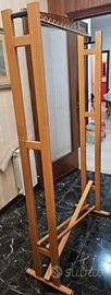 Appendiabiti da terra in legno con barra porta gru