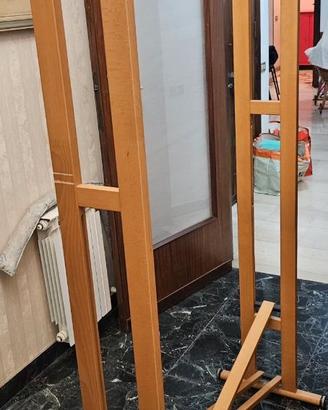 Appendiabiti da terra in legno con barra porta gru