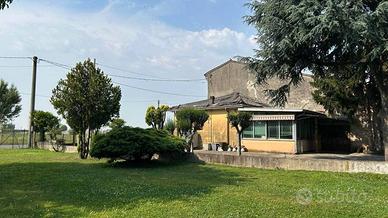 Rustico / Casale di 267 m² con 5 locali e box auto
