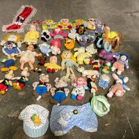 lotto vecchi peluche e bamboline e calze befana