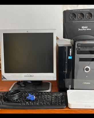 pc windows + monitor, tastiera, cavi, router, UPS