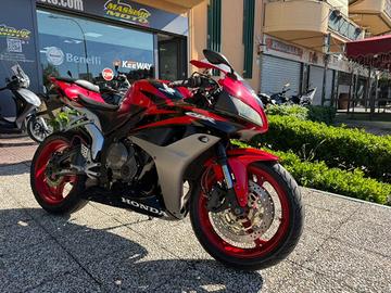 HONDA CBR 600 RR TUTTO INCLUSO ANCHE PASSAGGIO!