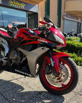 HONDA CBR 600 RR TUTTO INCLUSO ANCHE PASSAGGIO!