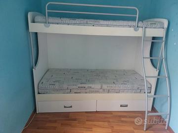 Letto a castello bianco con particolari in acciaio