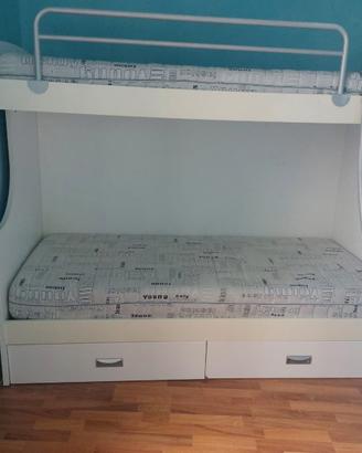 Letto a castello bianco con particolari in acciaio