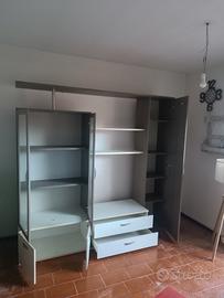 mobile TV  con libreria e mensole.