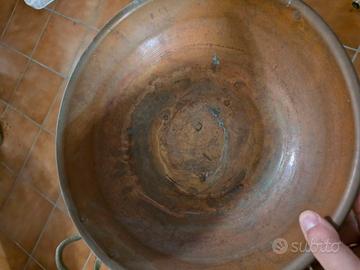 Grande ciotola/vaso in rame antico con manici