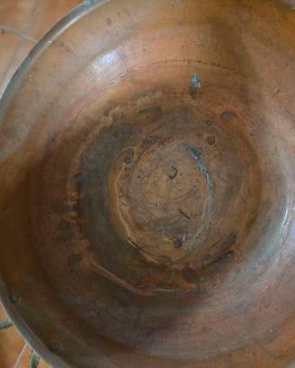 Grande ciotola/vaso in rame antico con manici