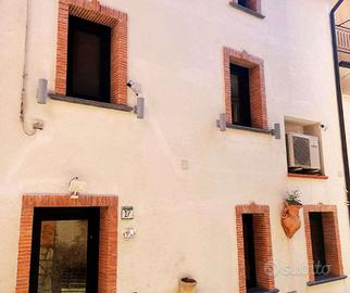 CASA INDIPENDENTE SU TRE LIVELLI RIF 619