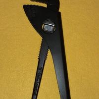 Pinza giratubi regolabile di colore nero.