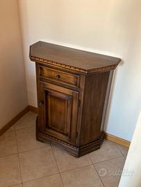 Mobile esagonale in legno intagliato