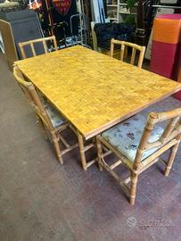 Tavolo in bambu con 4 sedie in bambu