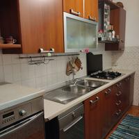 Cucina con elettrodomestici