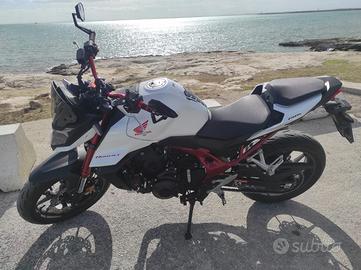 Honda Hornet 750 depotenziata accessoriata