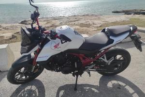 Honda Hornet 750 depotenziata accessoriata
