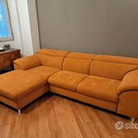 Divano letto ad isola arancione con poggia testa