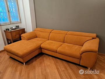 Divano letto ad isola arancione con poggia testa