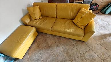 Divano in pelle giallo/ocra