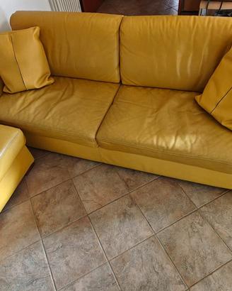 Divano in pelle giallo/ocra