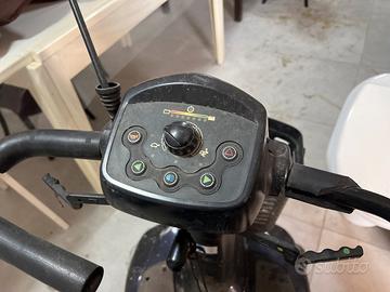 Motorino per persone anziane