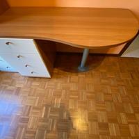 Scrivania con cassettiera