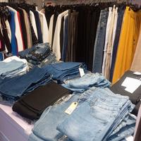 Stock abbigliamento e accessori