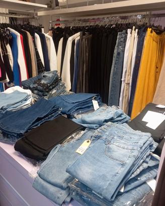 Stock abbigliamento e accessori