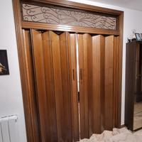 Porta a soffietto in legno massiccio. 