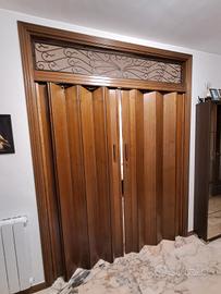 Porta a soffietto in legno massiccio. 