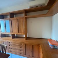 Soggiorno su misura in legno e divano letto