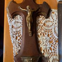 Crocifisso antico con acquasantiera