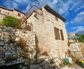 SPOLETO, PORZIONE IN PIETRA IN POSIZIONE COLLINARE