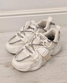 Sneakers Chunky Bianche con Doppi Lacci e Fibbia -