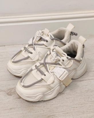 Sneakers Chunky Bianche con Doppi Lacci e Fibbia -