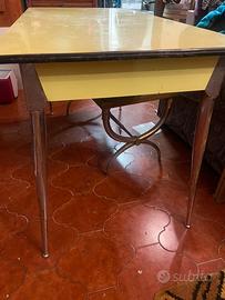 Tavolo in formica verde vintage