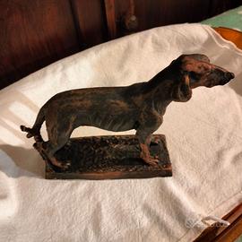 Statua di un cane da caccia
