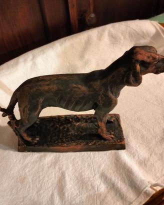 Statua di un cane da caccia