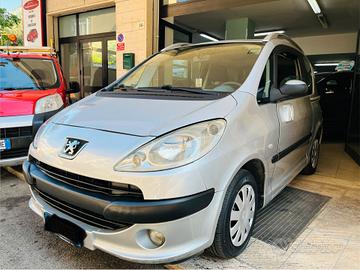 Peugeot 1007 1.4 HDI - IDEALE X NEOPATENTATI - 200