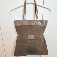Borsa tote in camoscio color tortora, un accessori