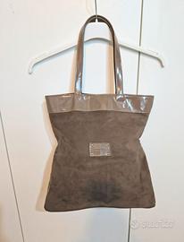 Borsa tote in camoscio color tortora, un accessori