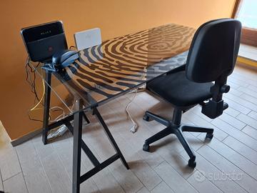 scrivania con sedia da ufficio 