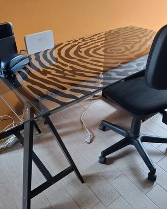 scrivania con sedia da ufficio 