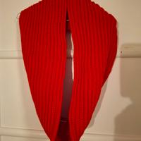 Sciarpa ad anello rossa. Lavorazione a coste.