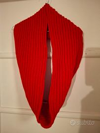 Sciarpa ad anello rossa. Lavorazione a coste.