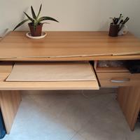 scrivania da computer in buono stato