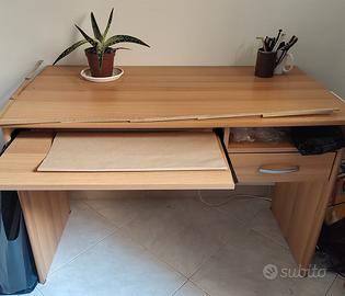 scrivania da computer in buono stato